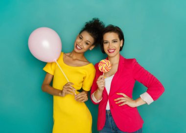 Turkuaz studio arka plan, eğlenceli çok ırklı kadınlar