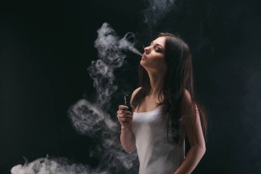 Genç kadın vaping e-sigara dumanlı siyah
