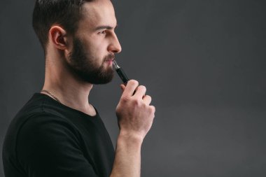 Vaping e-sigara duman siyah ile genç adam