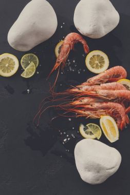 Karides limon ve siyah arka plan üzerine taş