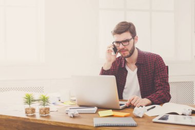 Genç işadamı okuma modern beyaz office belgelerinde konsantre