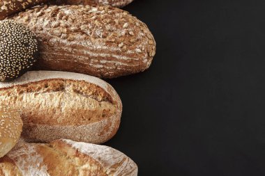 Kopya alanı siyah zemin üzerine ekmek çeşitler