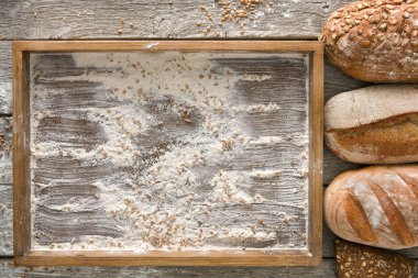 Ekmek fırın arka plan. Kahverengi ve beyaz buğday tahıl somun comp