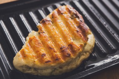 Halloumi ızgara Kıbrıs peynir ahşap üzerine kavrulmuş