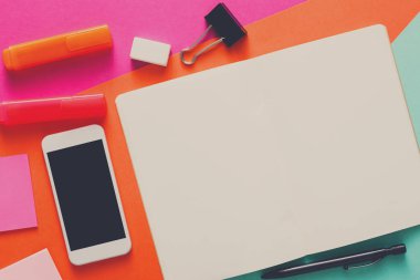 Yaratıcı minimal tasarım - düz workspace ile yatıyordu