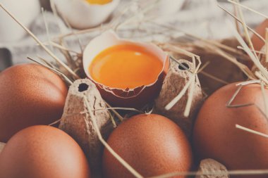 Yumurta karton. Sağlıklı gıda arka plan. Sarı sarısı