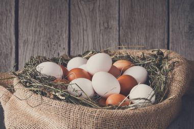 Çuval, organik arka plan tarım taze tavuk kahverengi yumurta