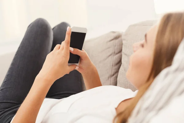 Ragazza a casa chatta online su smartphone — Foto Stock