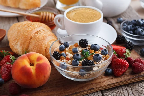 Frische Croissants und Müsli für die Mahlzeiten am Morgen — Stockfoto