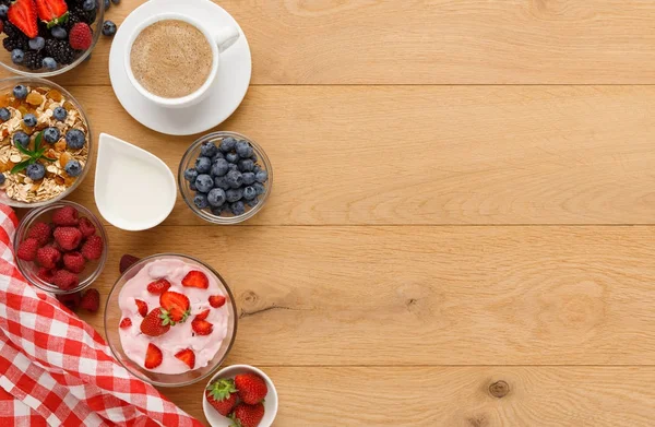 Pequeno-almoço rico em mesa de madeira natural — Fotografia de Stock