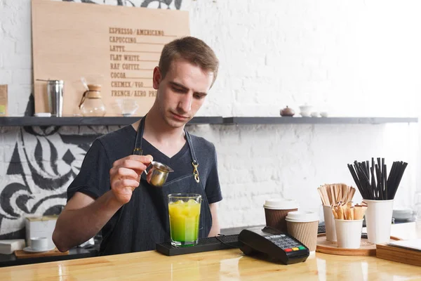 Barman concentrado fazendo coquetel de café no balcão do café — Fotografia de Stock