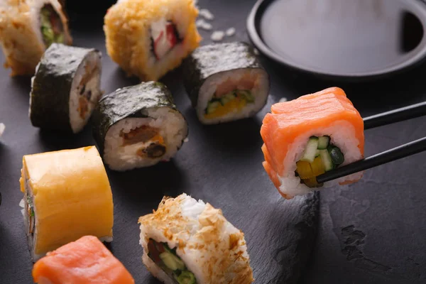 Sushi eten in restaurant, Japanse keuken — Stockfoto