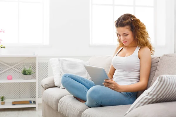 Menina usando tablet digital em casa — Fotografia de Stock