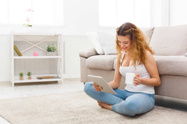 Kız evde bir tablet ile