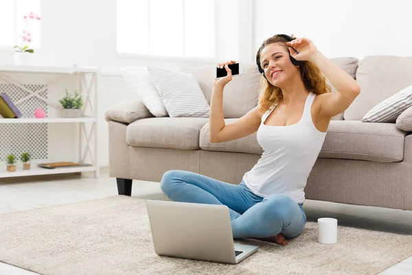 Katta Kulaklığımda mutlu genç kadın