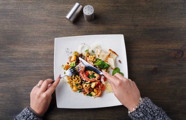 Salade met octopus en groenten bovenaanzicht eten — Stockfoto