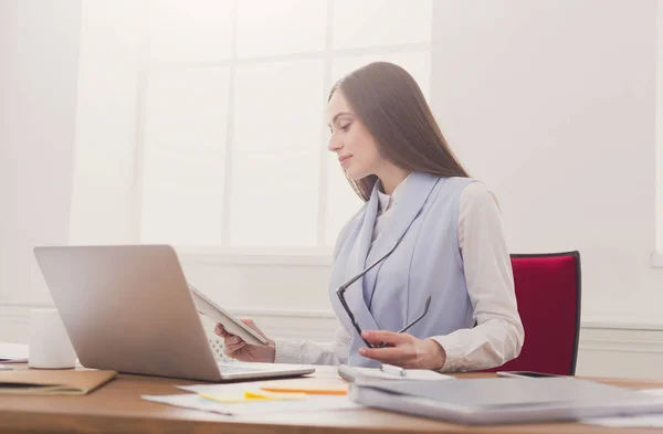 Mujer de negocios leyendo documento en la oficina — Foto de Stock