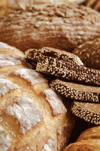 Ekmek arka plan, beyaz, siyah ve çavdar somun closeup