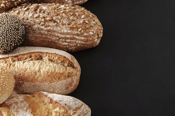 Kopya alanı siyah zemin üzerine ekmek çeşitler