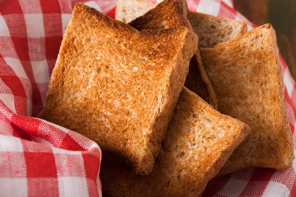 Frühstück Hintergrund, Toasts auf karierter Serviette Nahaufnahme — Stockfoto