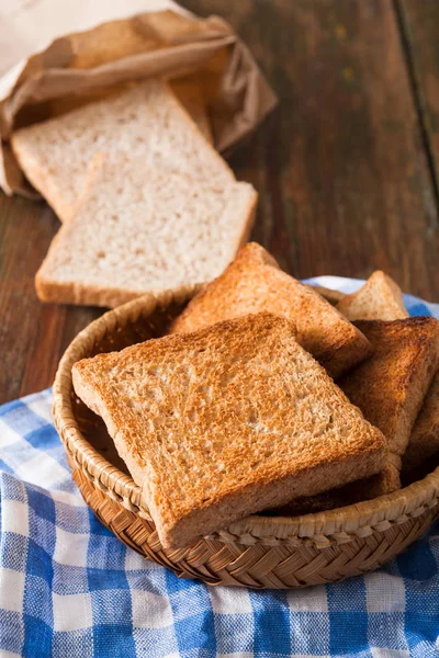 Fond du petit déjeuner, toasts sur la serviette à carreaux gros plan — Photo