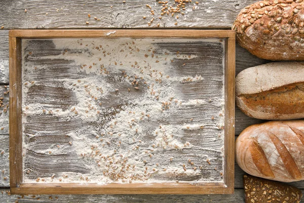 Ekmek fırın arka plan. Kahverengi ve beyaz buğday tahıl somun comp