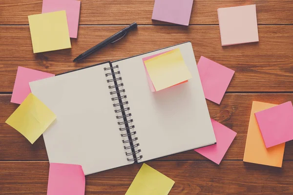 Ahşap ofis masasında boş bir not defteri Üstten Görünüm