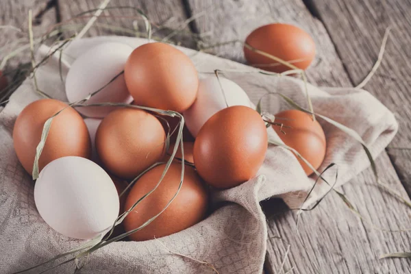 Rustik ahşap, organik tarım kavramı üzerinde taze tavuk kahverengi yumurta