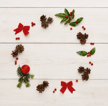 Ahşap arka planda Noel dekorasyon çerçevesi