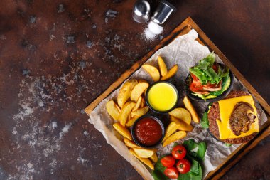 Hamburger menü üzerinde ahşap tepsi üstten görünüm götürün