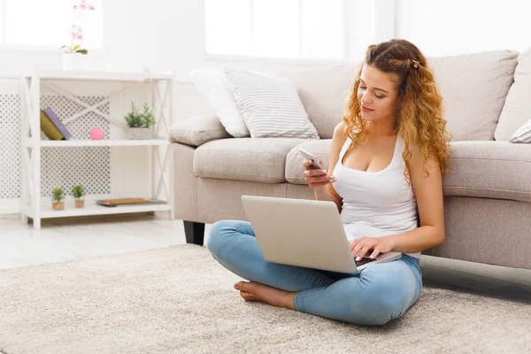 Young girl with laptop sitting on floor — Stock Photo, Image