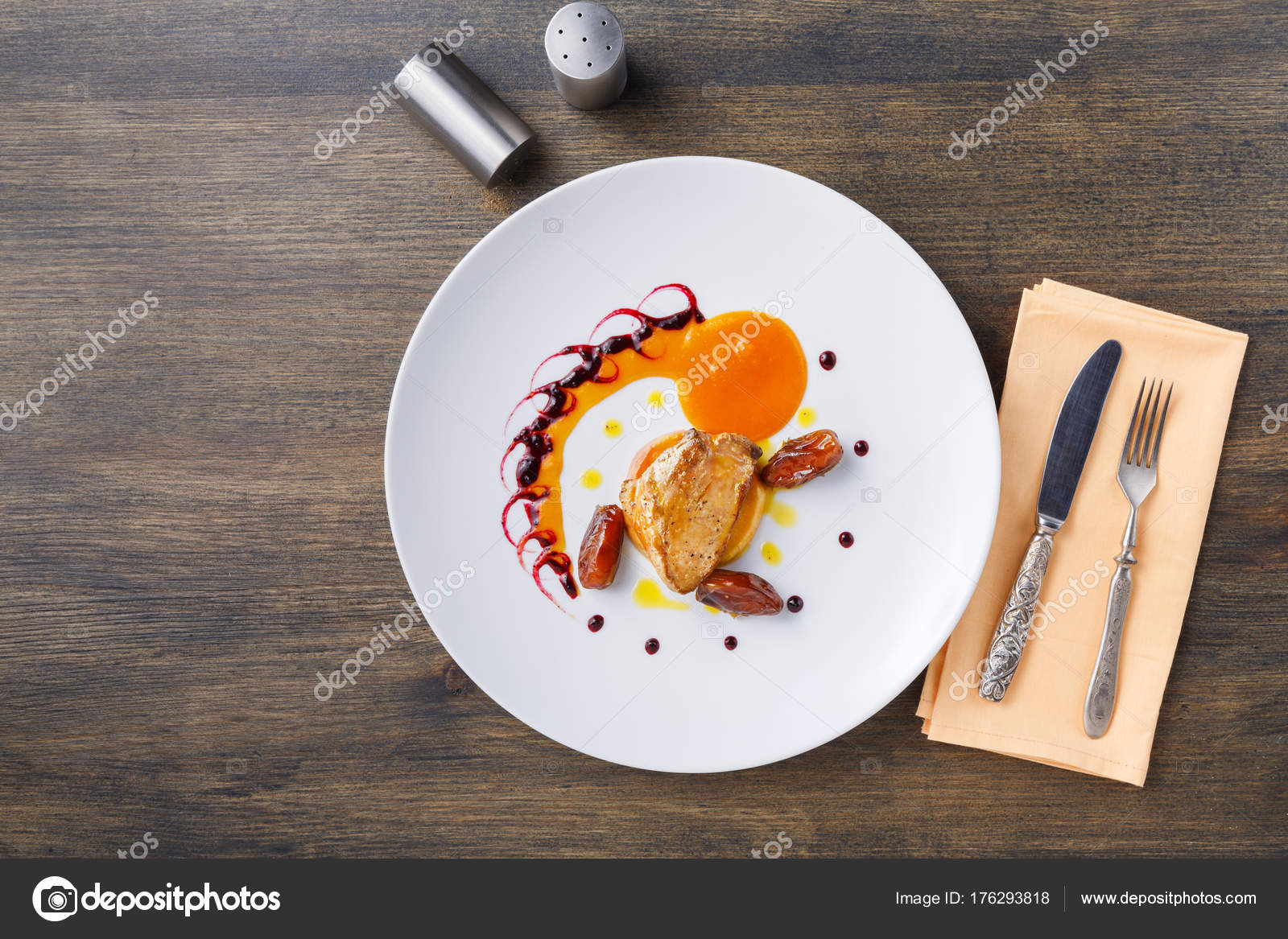 Gebratene Gänseleber mit Datum Frucht und Apfel — Stockfoto © Milkos ...