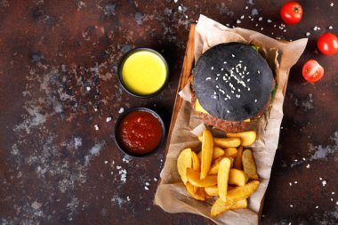 Siyah topuz burger patates dilimleri en iyi Manzaralı