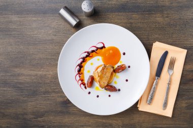 Kavrulmuş kaz ciğeri tarihi meyve ve elma ile