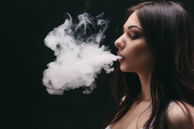 Genç kadın vaping e-sigara dumanlı siyah