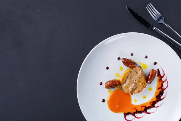 Hígado de ganso asado con frutas dátiles y manzana —  Fotos de Stock