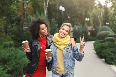 Mutlu kız açık havada kahve take away