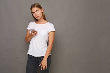 Smartphone portre kullanan genç kadın konsantre