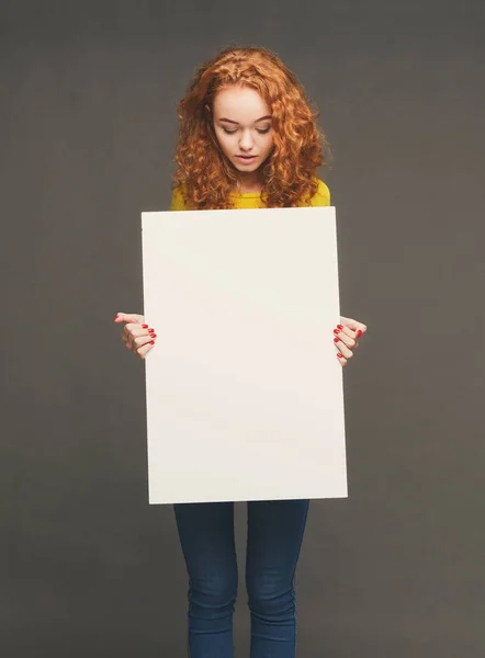 Mujer joven con papel blanco en blanco — Foto de Stock