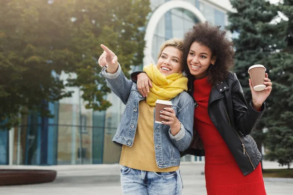 Chicas felices con llevar café al aire libre —  Fotos de Stock