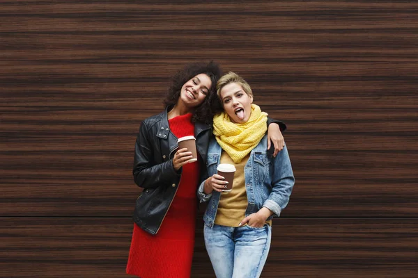 Ragazze felici con portare via il caffè all'aperto — Foto Stock