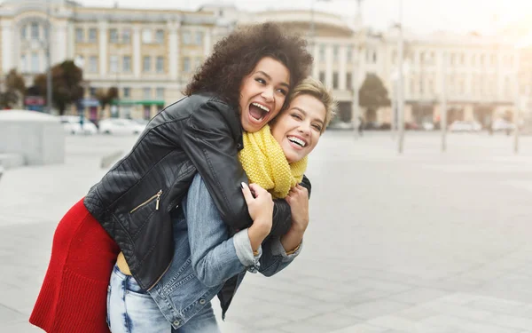 Meninas felizes se divertindo ao ar livre — Fotografia de Stock