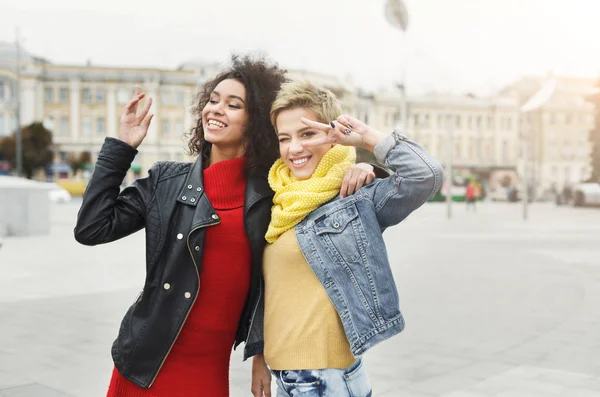 Chicas felices divirtiéndose al aire libre —  Fotos de Stock