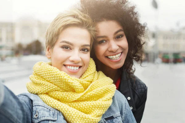 Chicas felices divirtiéndose al aire libre —  Fotos de Stock