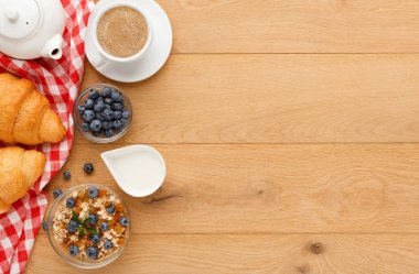 Continental Kahvaltı croissants ve doğal ahşap üzerine çilek ile