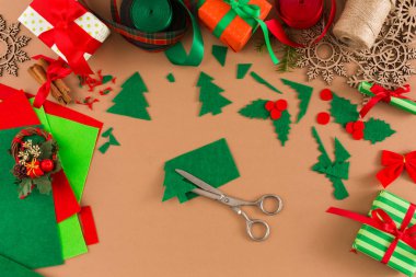 Yaratıcı DIY hobi. Noel ağacı süsleme el yapımı keçe