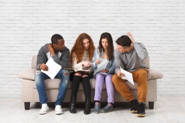 Çeşitli genç öğrenciler evde sınavına hazırlık