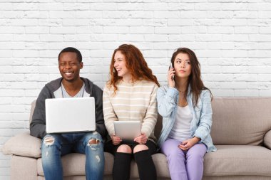 Takım çalışması, genç meslektaşları iş fikirleri tartışmak.