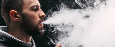 Vaping e-sigara duman siyah ile genç adam