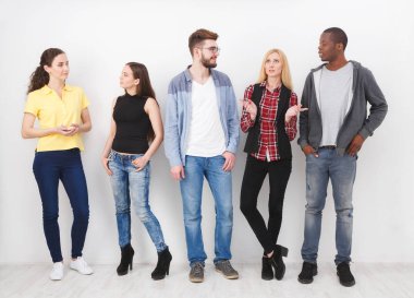 Grup genç yetişkin ayakta